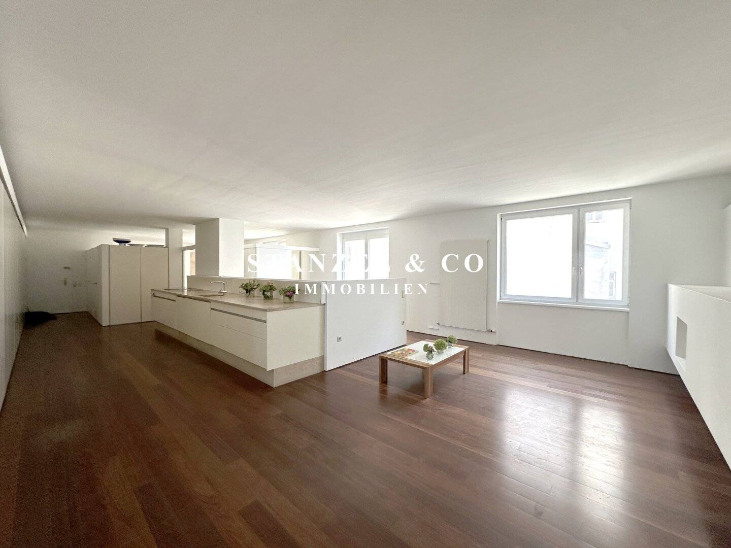 Bright loft near the Stadtpark (built 1959)