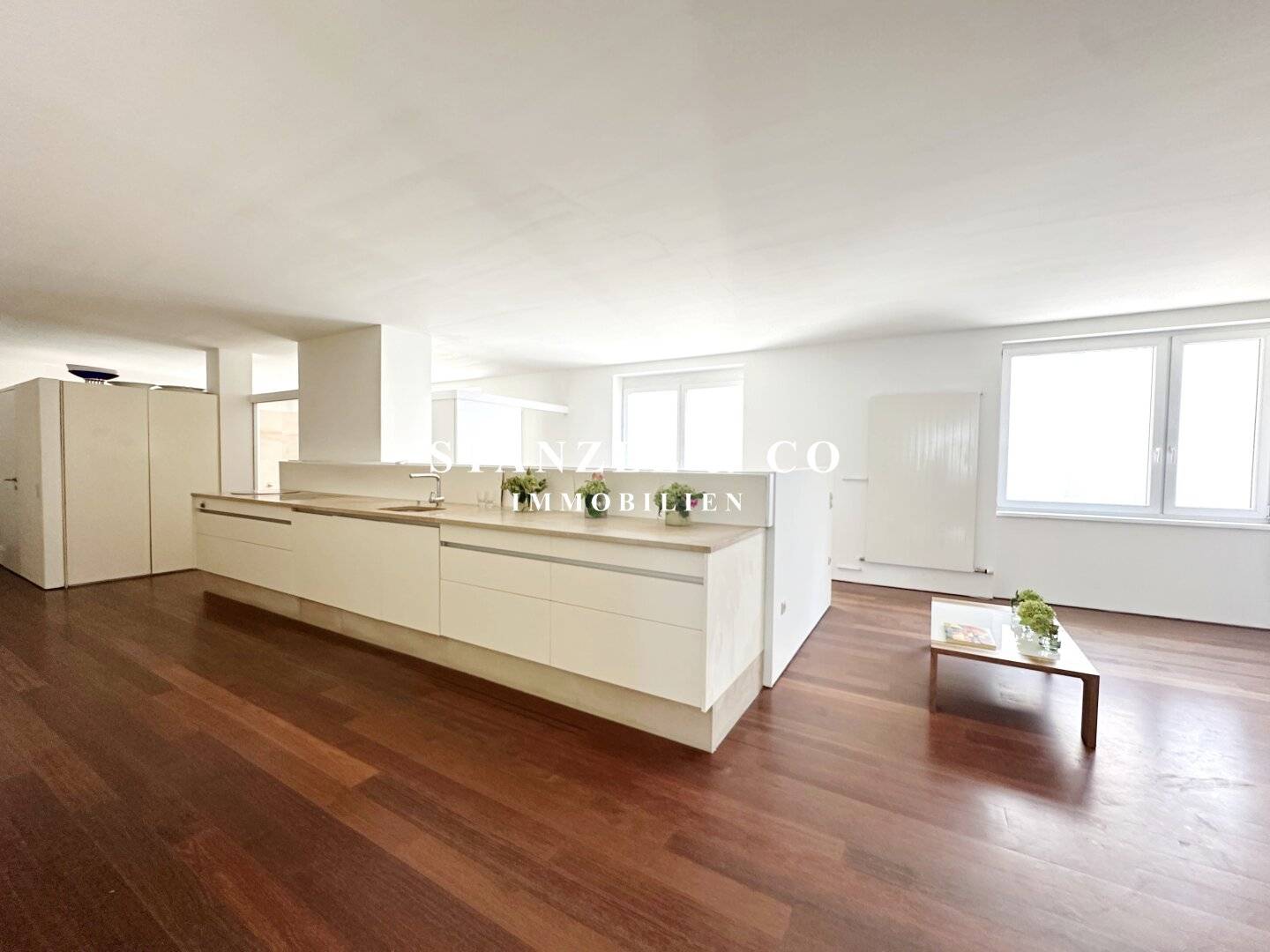 Bright loft near the Stadtpark (built 1959)