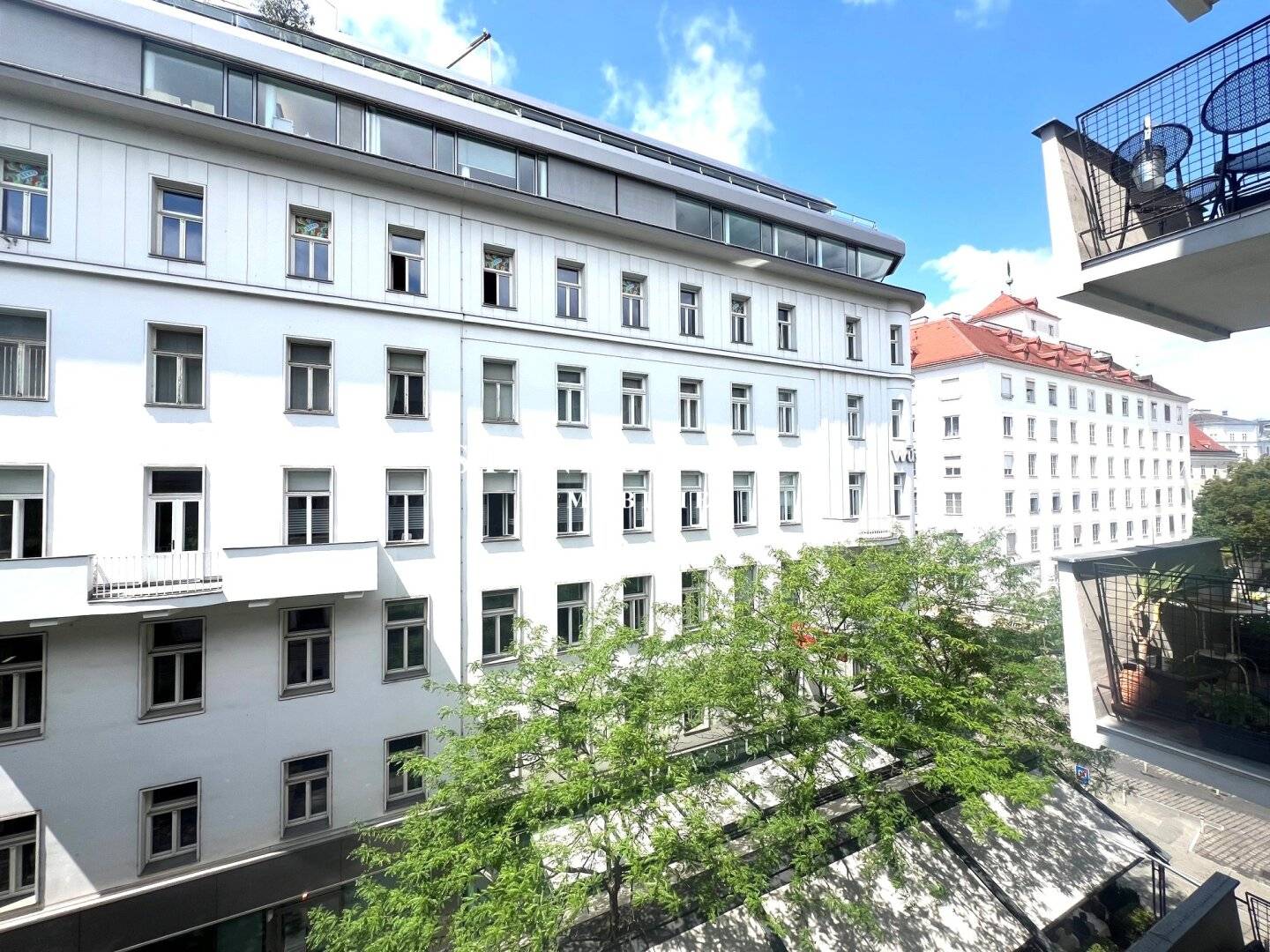 Bright loft near the Stadtpark (built 1959)