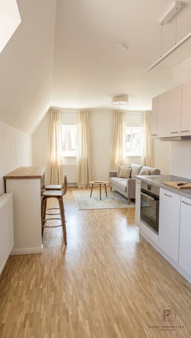 *DG-Galeriewohnung inkl. Klima und Küche möbliert am Lendplatz*