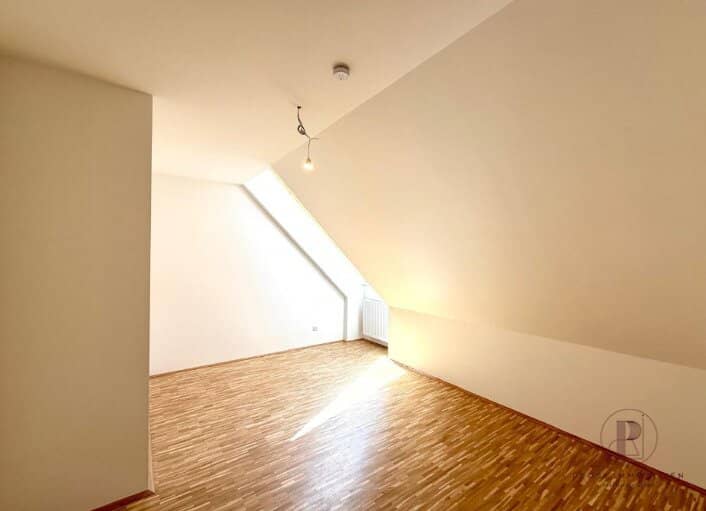 *DG-Wohnung inkl. Küche möbliert am Lendplatz*
