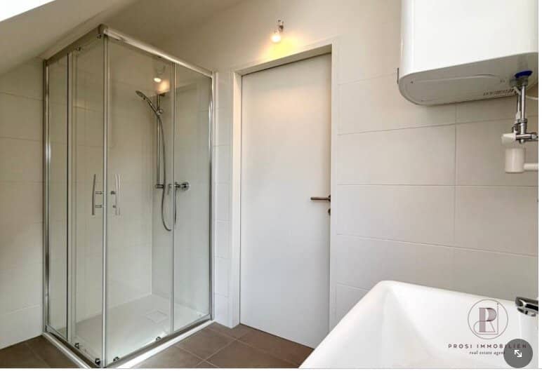 *DG-Wohnung inkl. Küche möbliert am Lendplatz*