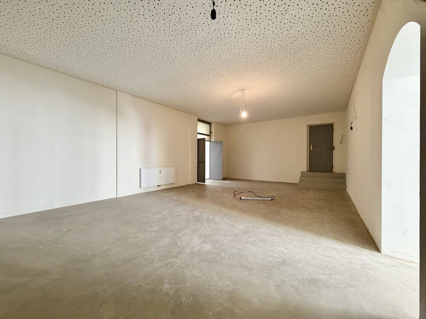 Representative office with glass frontage and warehouse near Taborstrasse for rent