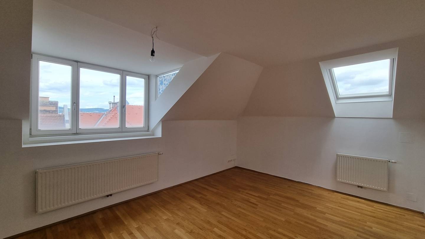 Bright Dachgeschosswohnung with courtyard terrace near Votivkirche