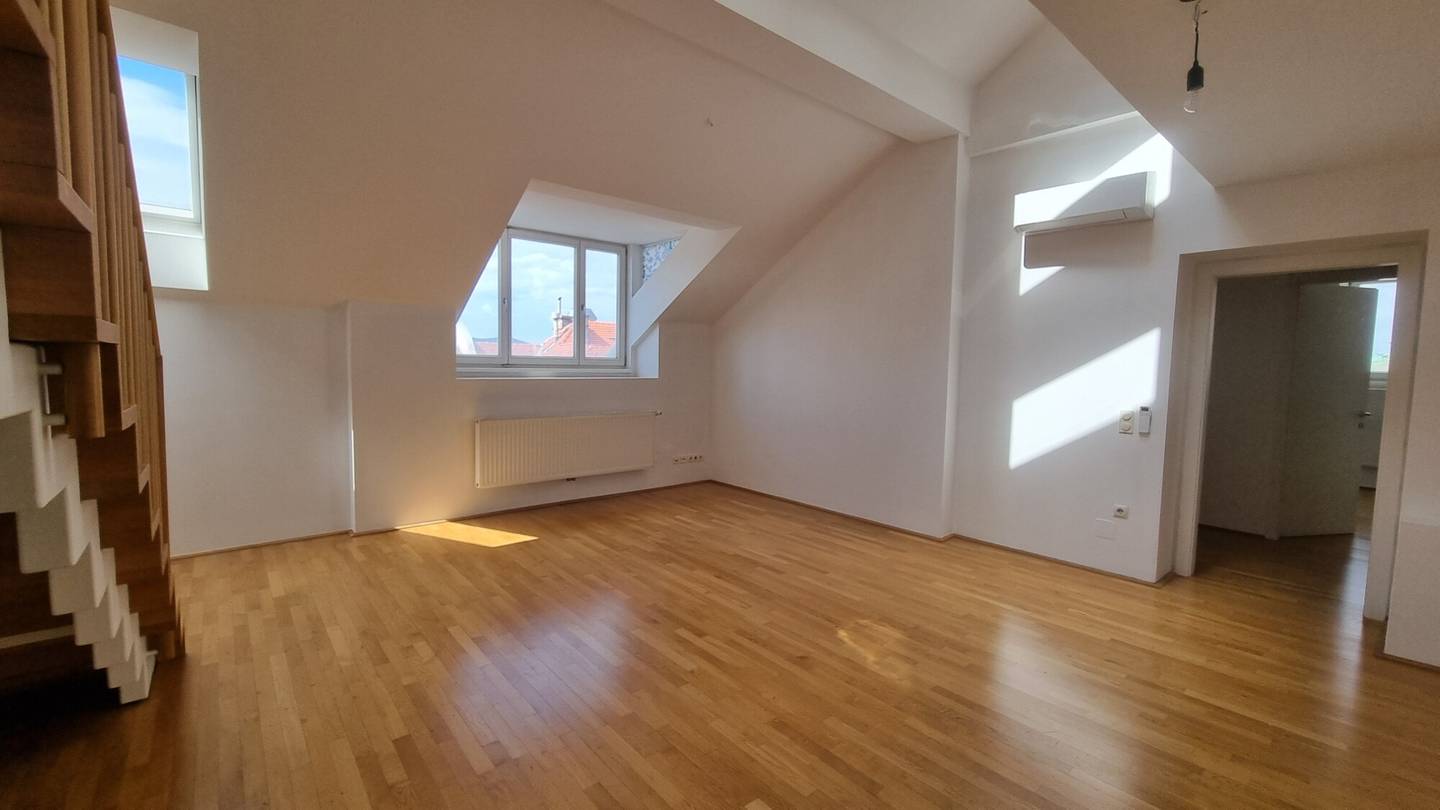 Bright Dachgeschosswohnung with courtyard terrace near Votivkirche