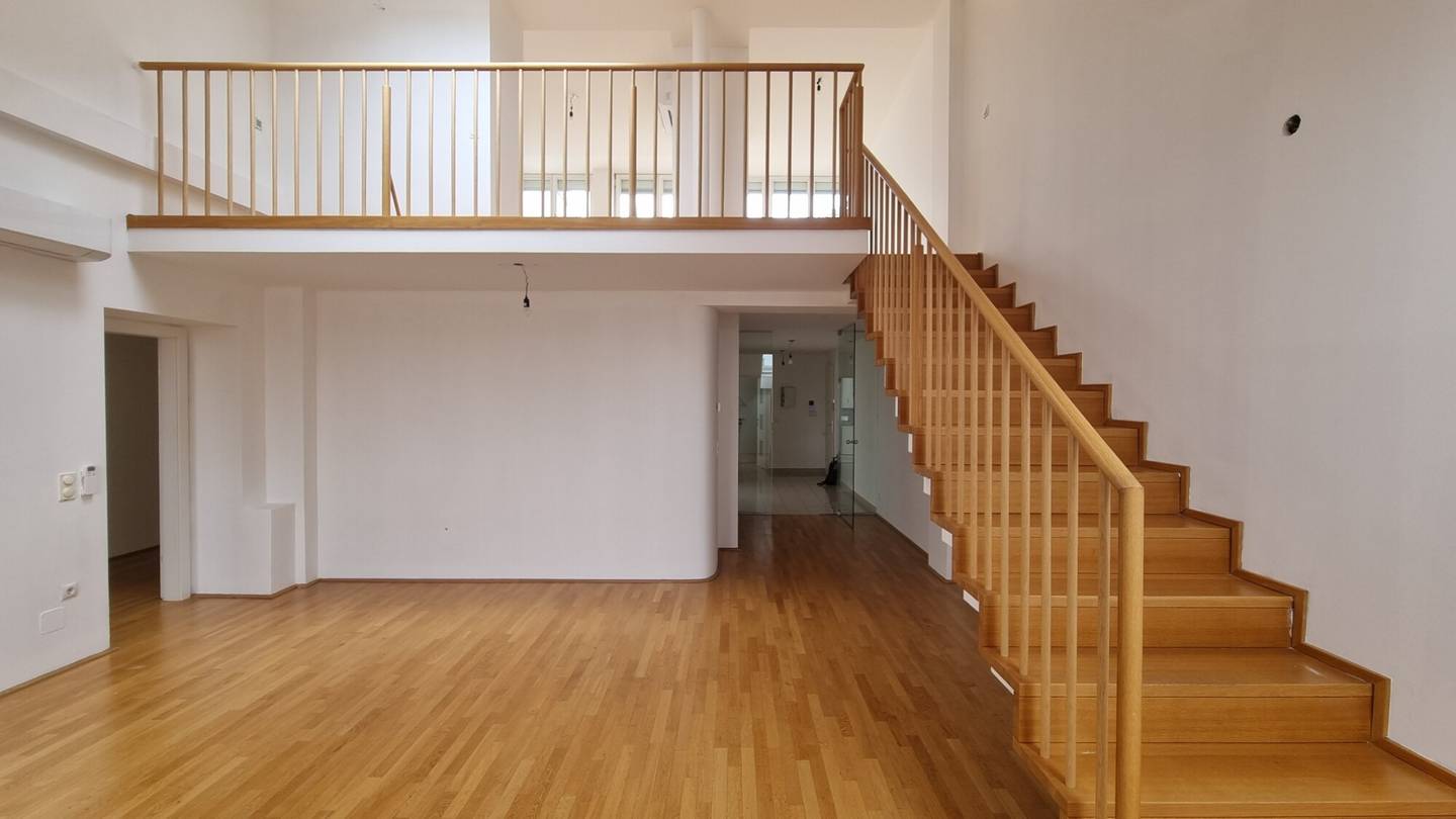 Bright Dachgeschosswohnung with courtyard terrace near Votivkirche