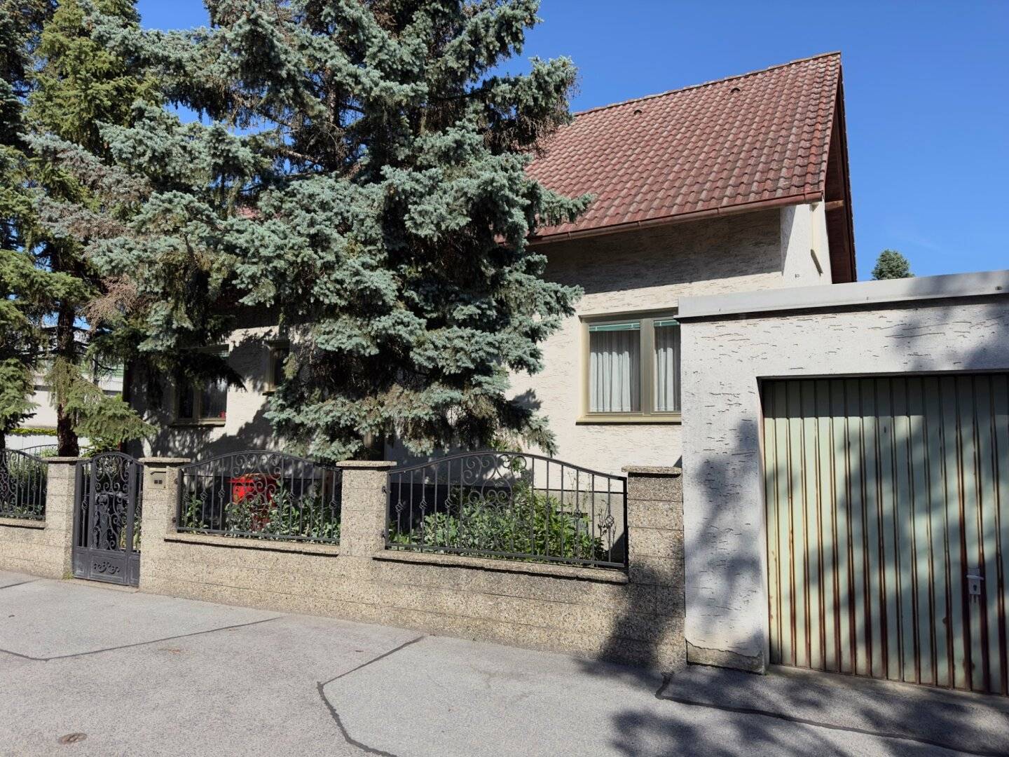House in Schwechat with great development potential for sale