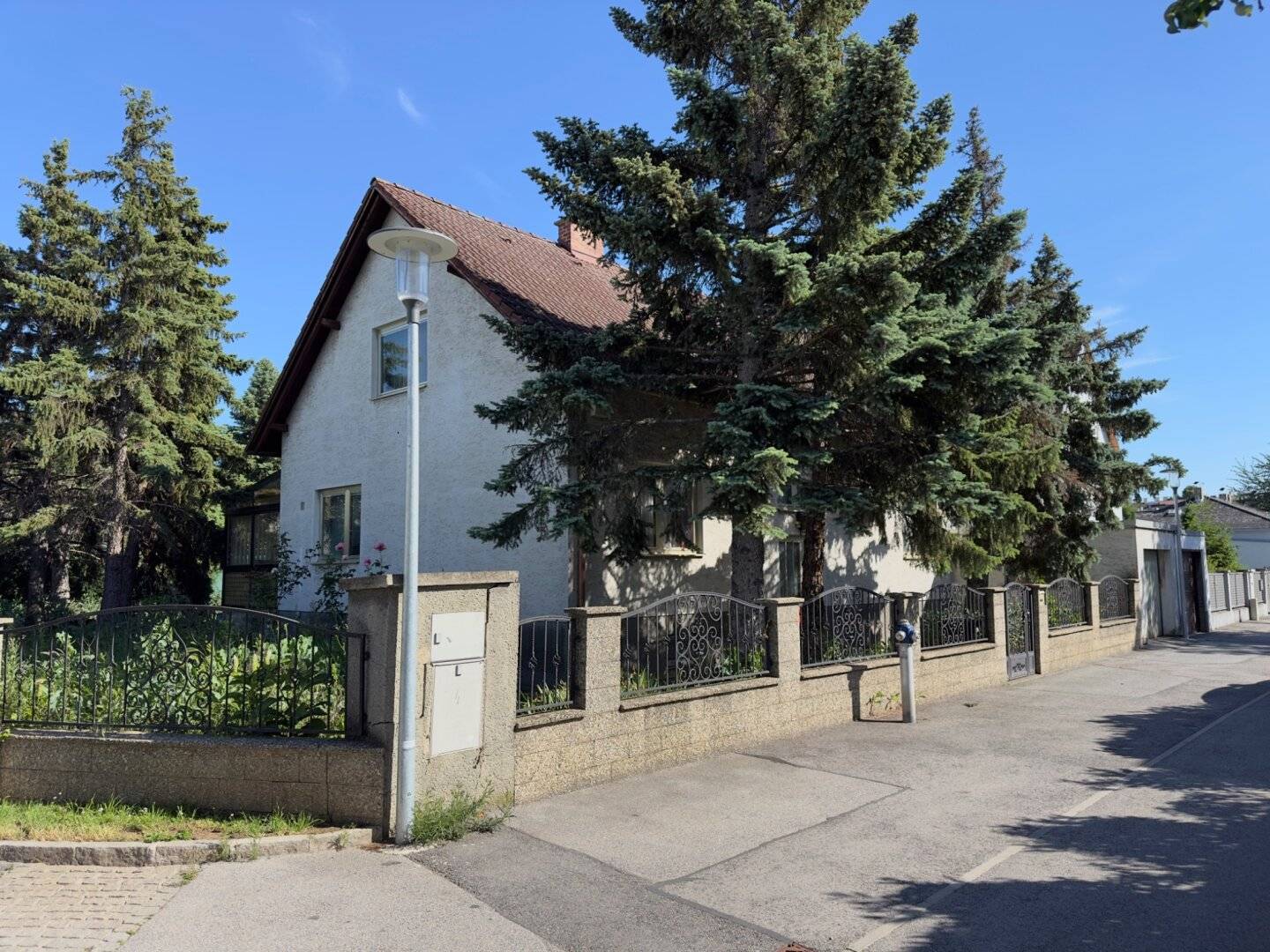 House in Schwechat with great development potential for sale