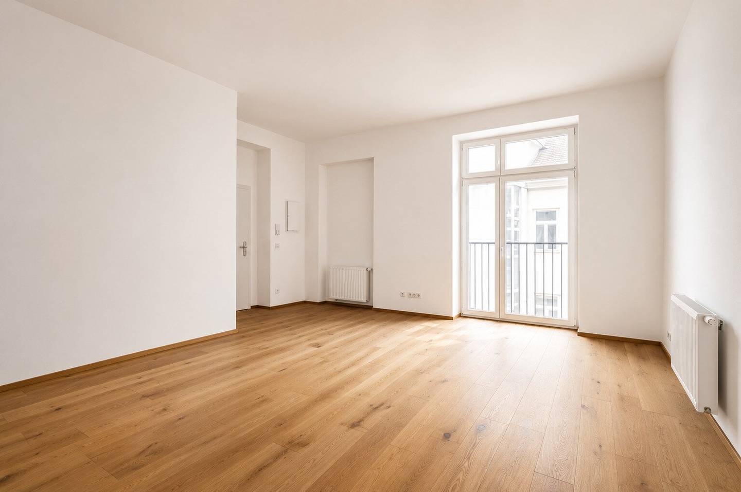 Altbau-Erstbezug mit großem Balkon! Helle Hof-Ruhelage!