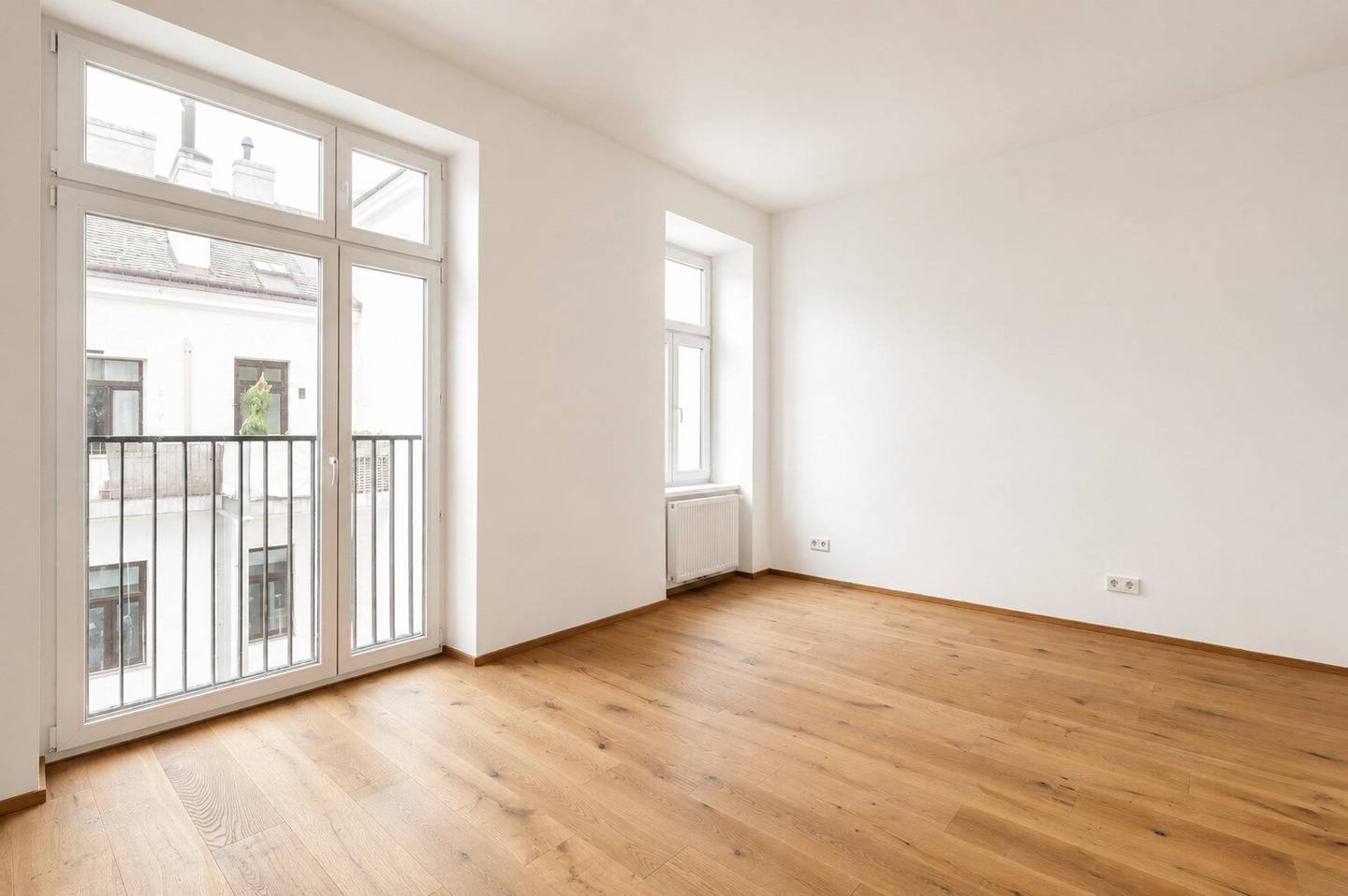 Altbau-Erstbezug mit großem Balkon! Helle Hof-Ruhelage!