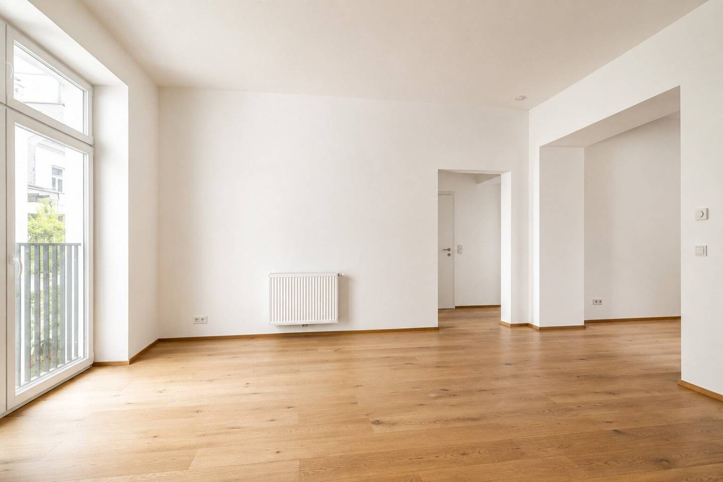 Altbau-Erstbezug mit großem Balkon! Helle Hof-Ruhelage!