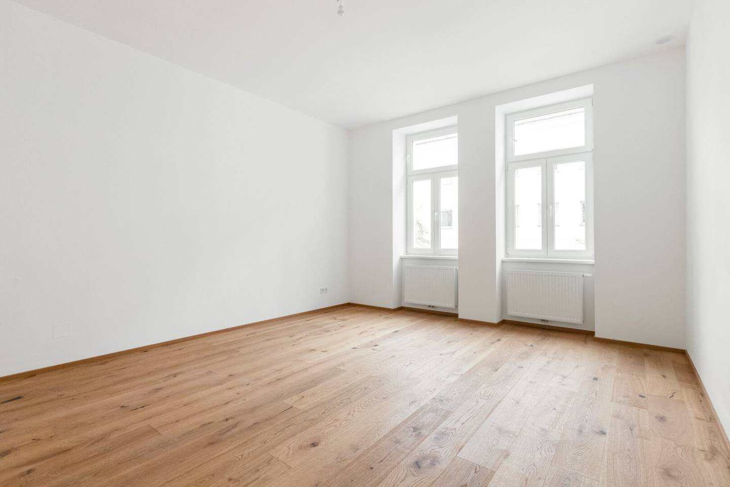 TOP ERSTBEZUG! 2-Zi.-Altbauwohnung mit Balkon!