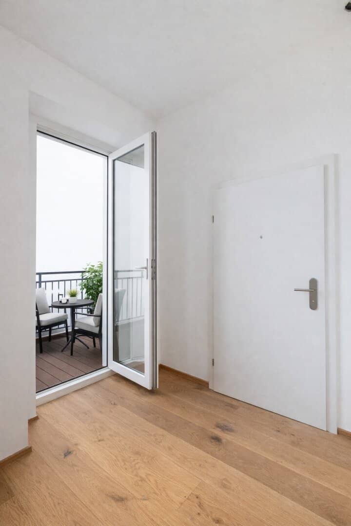 TOP ERSTBEZUG! 2-Zi.-Altbauwohnung mit Balkon!