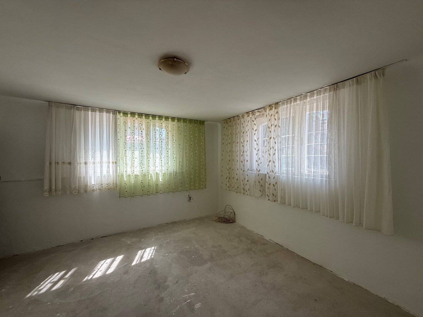 Bright Basement Storage for Rent in Excellent Location