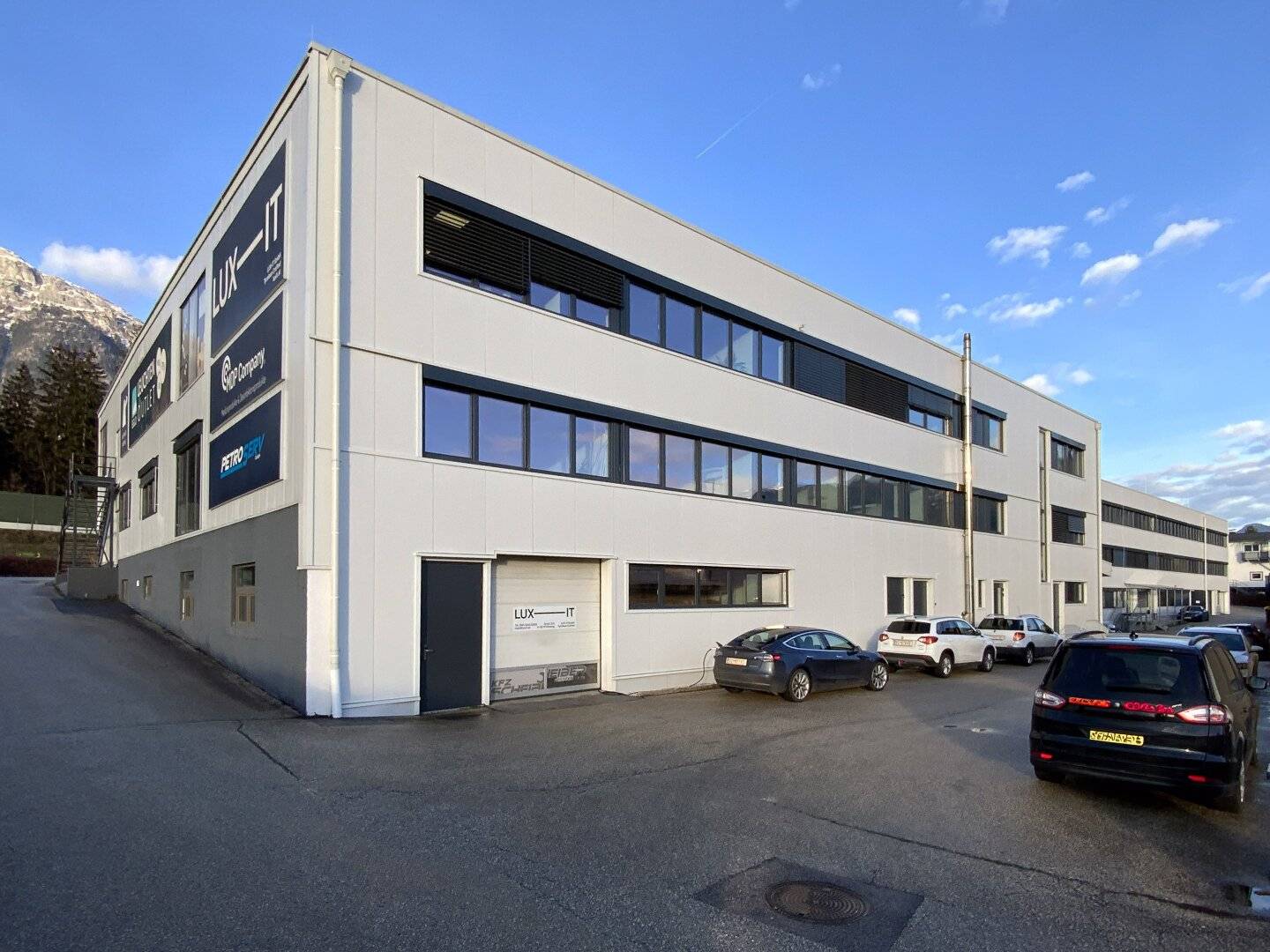 Free storage and commercial space in central location, near motorway, Wiesing
