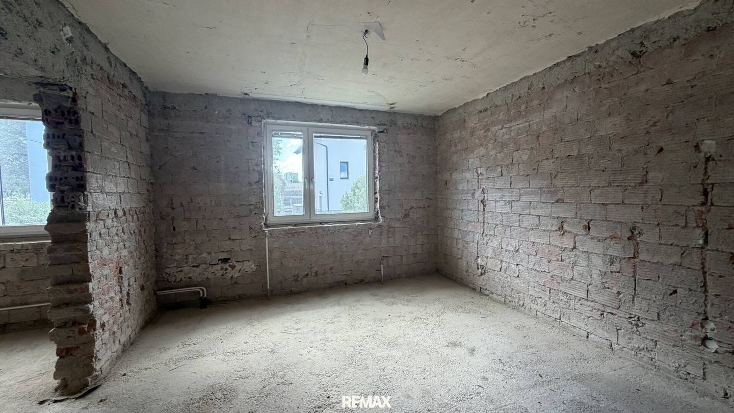 Single-family house in need of renovation with large plot in sought-after location of St. Pölten