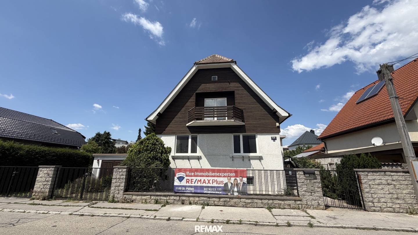 Single-family house in need of renovation with large plot in sought-after location of St. Pölten