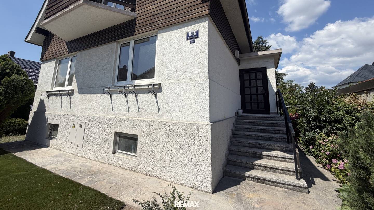 Single-family house in need of renovation with large plot in sought-after location of St. Pölten