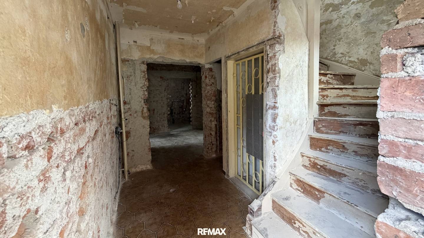 Single-family house in need of renovation with large plot in sought-after location of St. Pölten