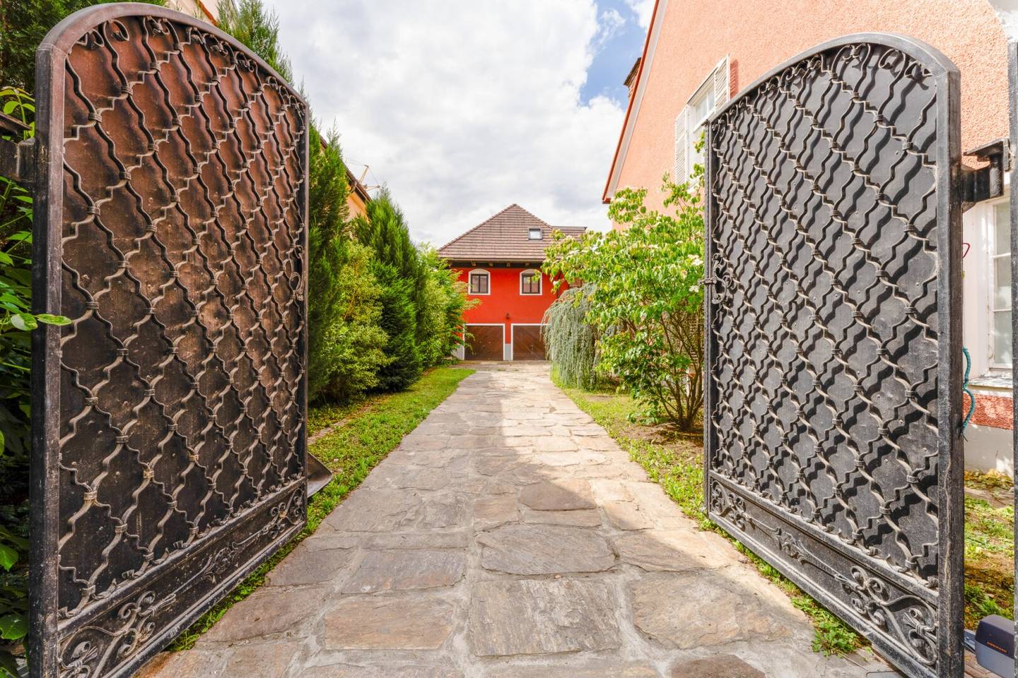 Herrschaftliches Anwesen am Hauptplatz von STAINZ mit Gartenidylle &amp; vielseitigem Nutzungspotenzial