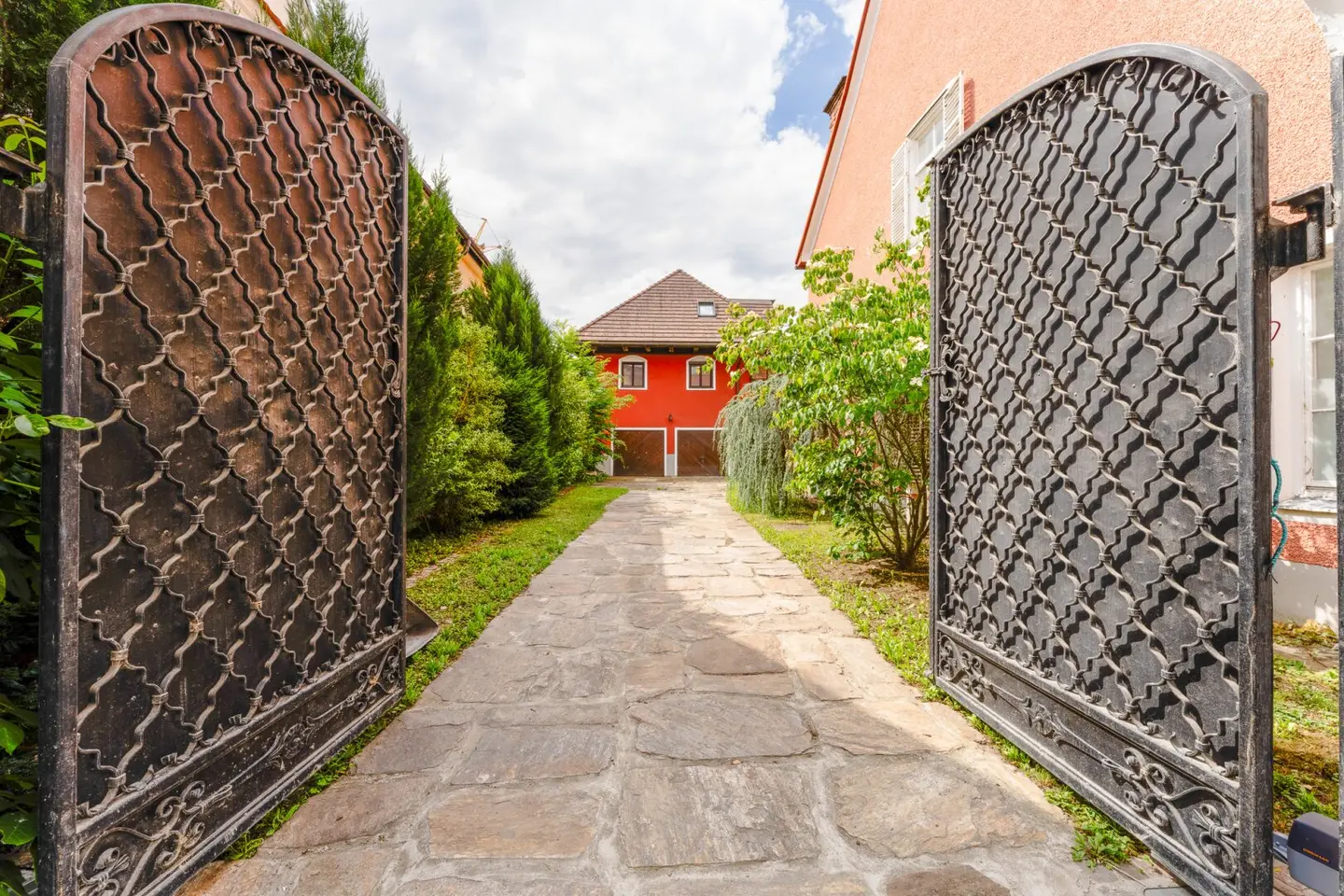Herrschaftliches Anwesen am Hauptplatz von STAINZ mit Gartenidylle & vielseitigem Nutzungspotenzial