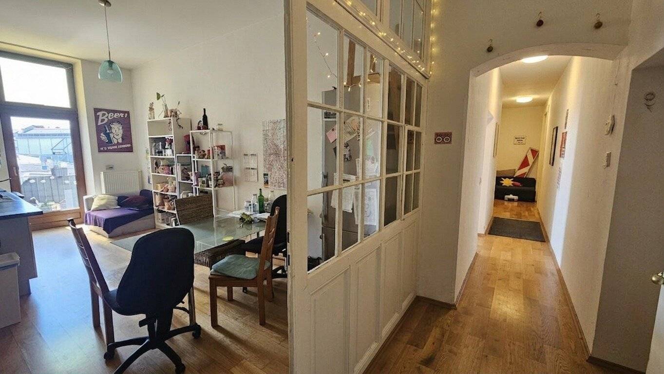 Spacious 4-room apartment + large extra kitchen + balcony at Kaiser-Josef-Platz, also perfect as a 4-person flatshare