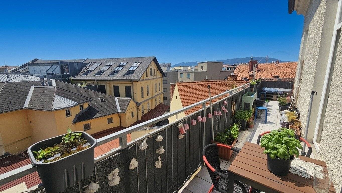Spacious 4-room apartment + large extra kitchen + balcony at Kaiser-Josef-Platz, also perfect as a 4-person flatshare