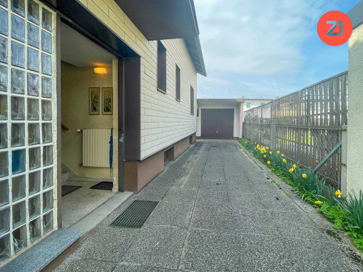 Sonniger Garten mit Pool und Ausbaupotenzial Familienwohnung