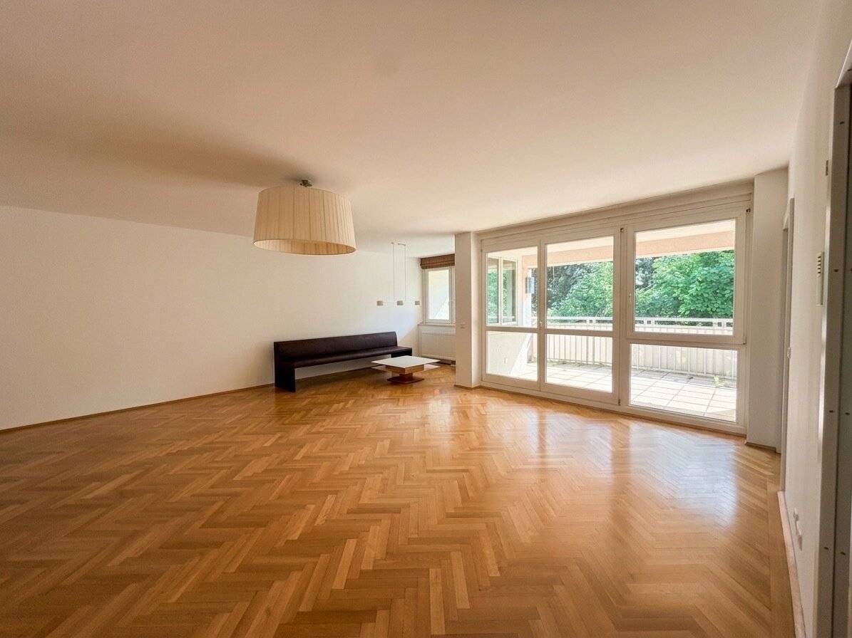 Apartment with spacious terraces in an exclusive green residential setting in Pötzleinsdorf