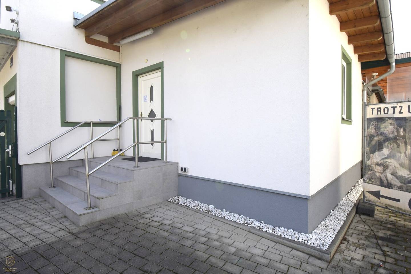 St. Pölten South convenient office with parking also suitable for service providers with generous outdoor area