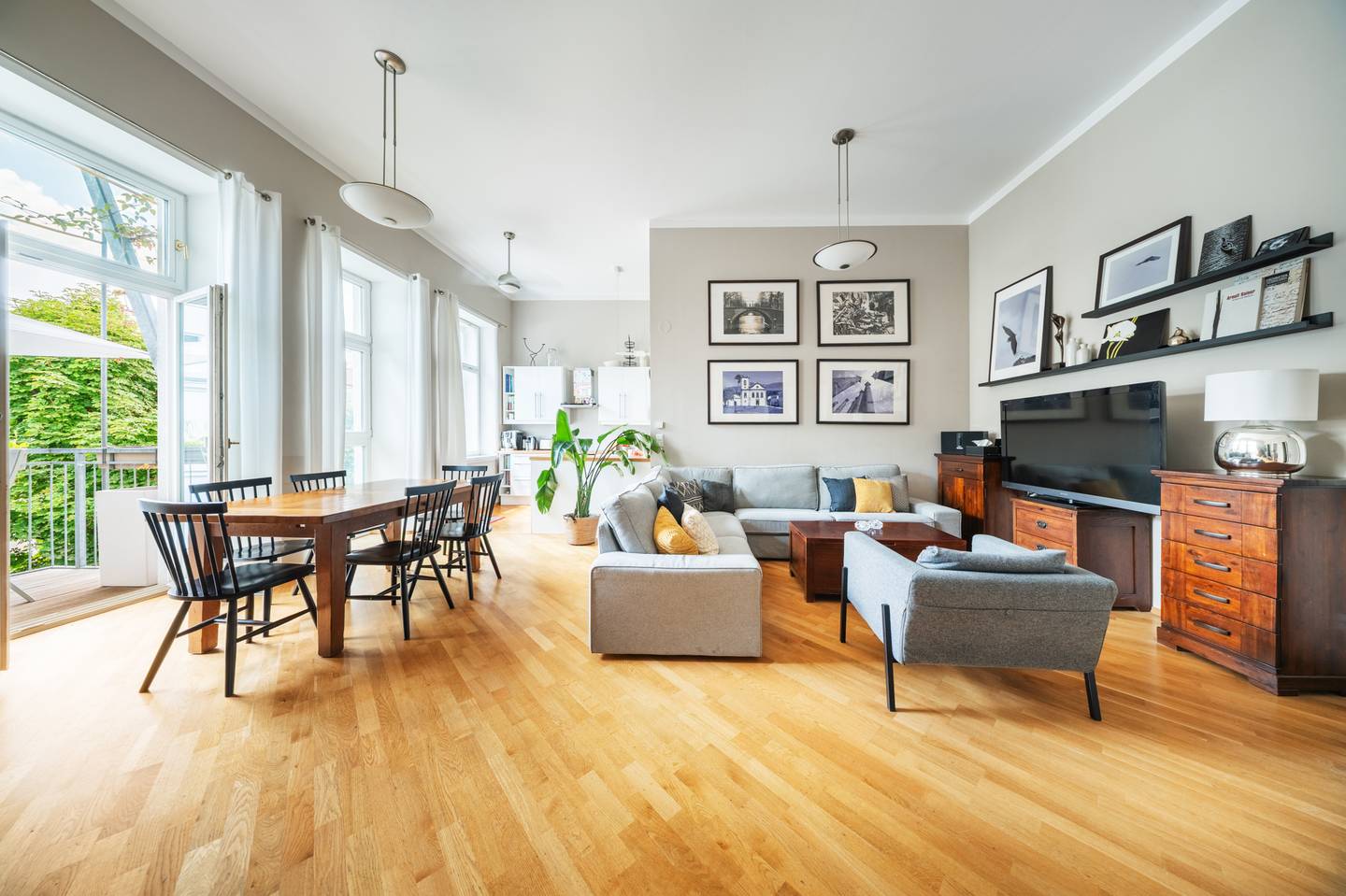 Hofseitige Wohnung mit zwei Balkonen und hoher Raumhöhe