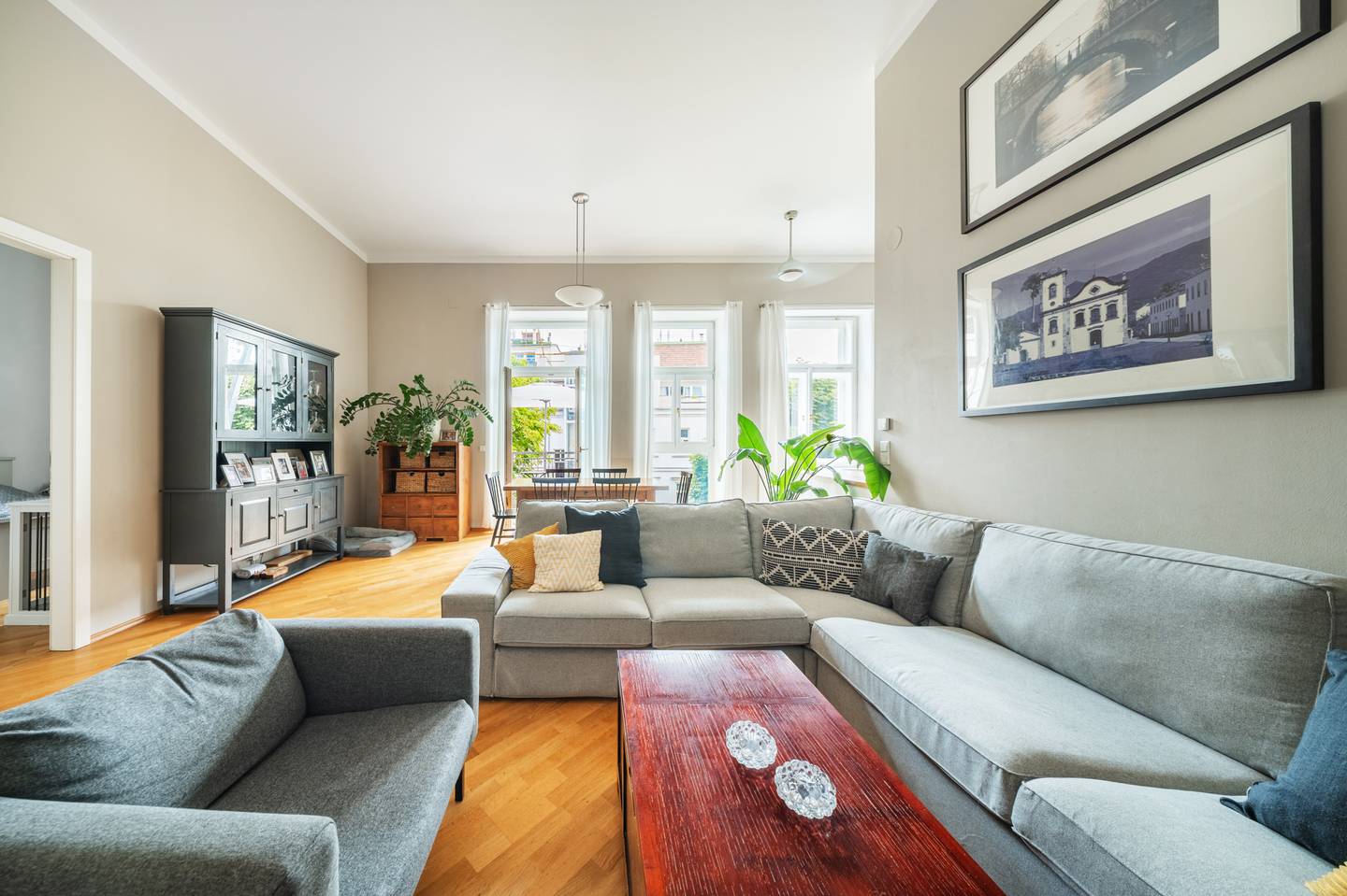 Hofseitige Wohnung mit zwei Balkonen und hoher Raumhöhe