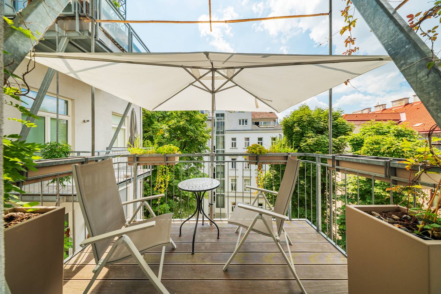 Hofseitige Wohnung mit zwei Balkonen und hoher Raumhöhe