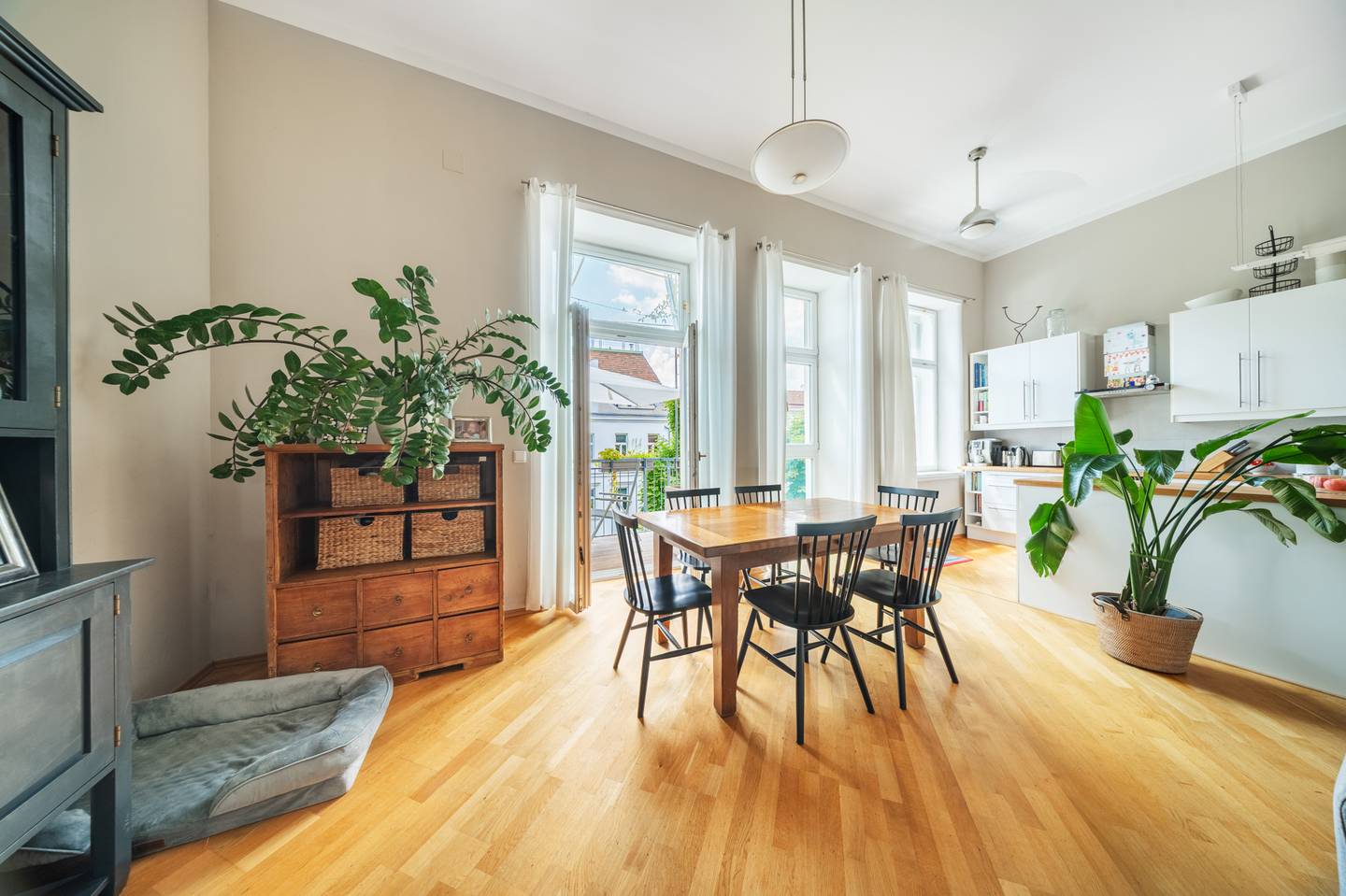 Hofseitige Wohnung mit zwei Balkonen und hoher Raumhöhe