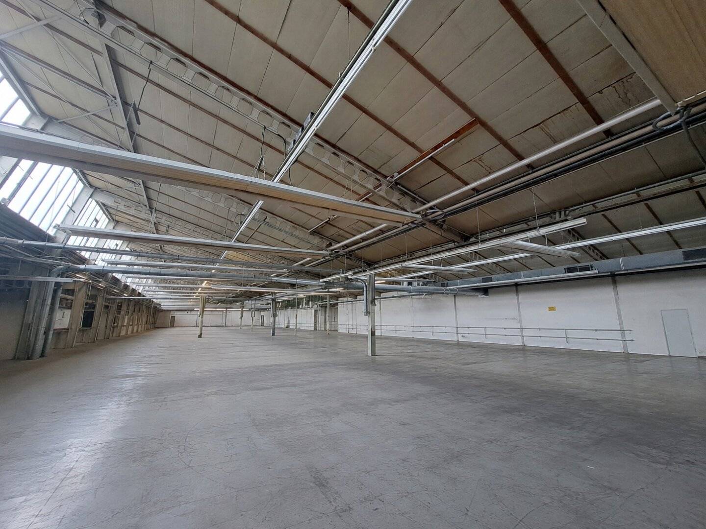 A2 Baden: Flexible production hall suitable for workshop, production and storage