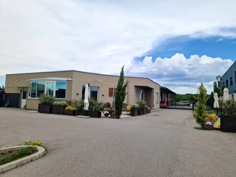 Retirement: nearly new commercial property, large warehouse, family-run construction company including customer base and team