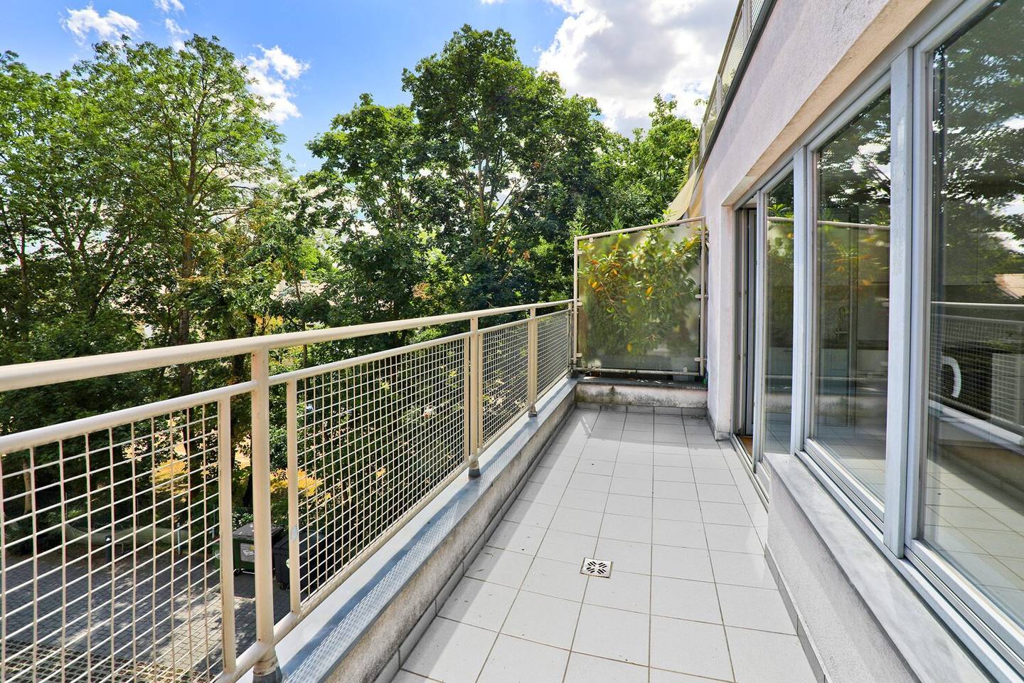 Quiet, spacious 2-room apartment with terrace and green view – attractive for owner-occupiers and investors