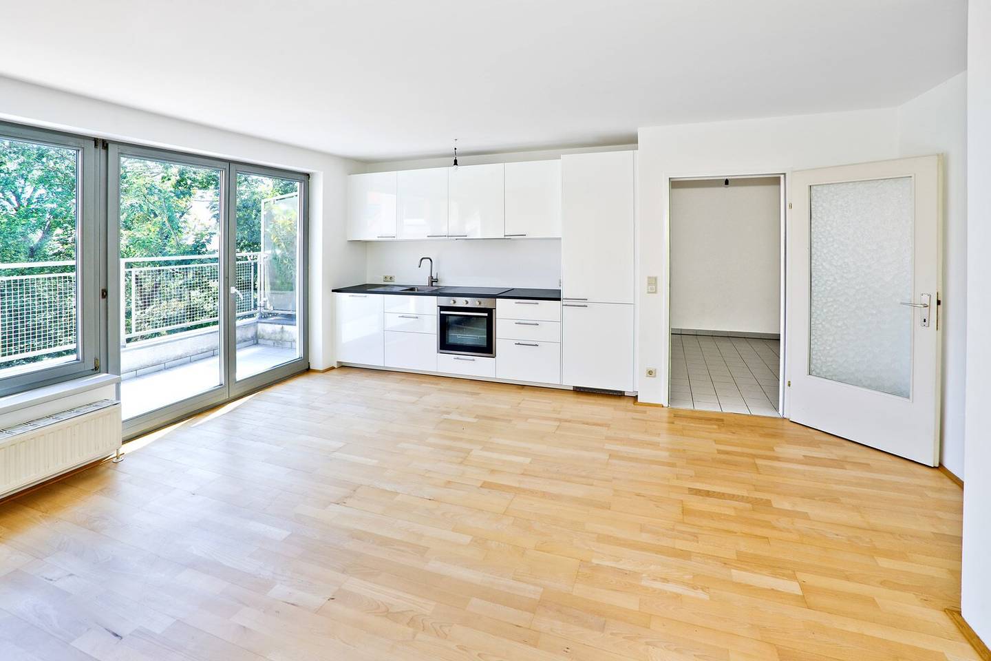 Quiet, spacious 2-room apartment with terrace and green view – attractive for owner-occupiers and investors