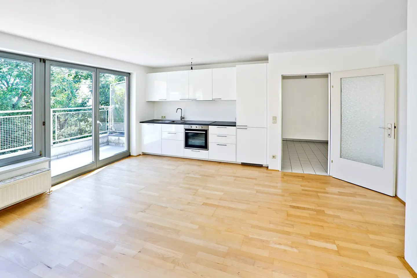 Ruhige, großzügige 2-Zimmer-Wohnung mit Terrasse und Grünblick – attraktiv für Eigennutzer und Anleger