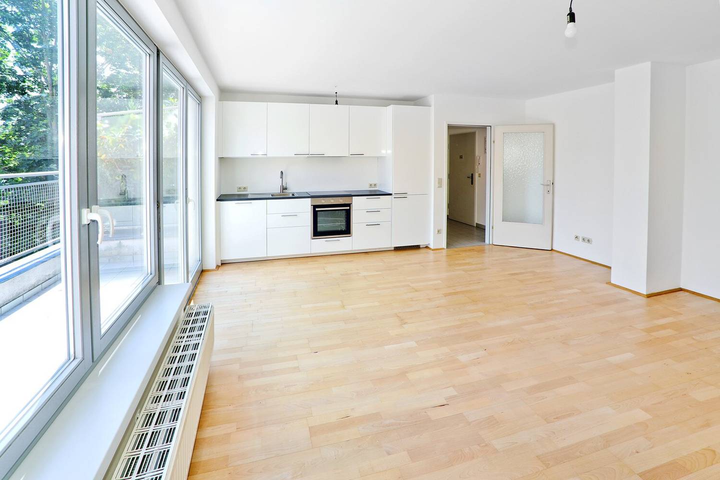 Quiet, spacious 2-room apartment with terrace and green view – attractive for owner-occupiers and investors