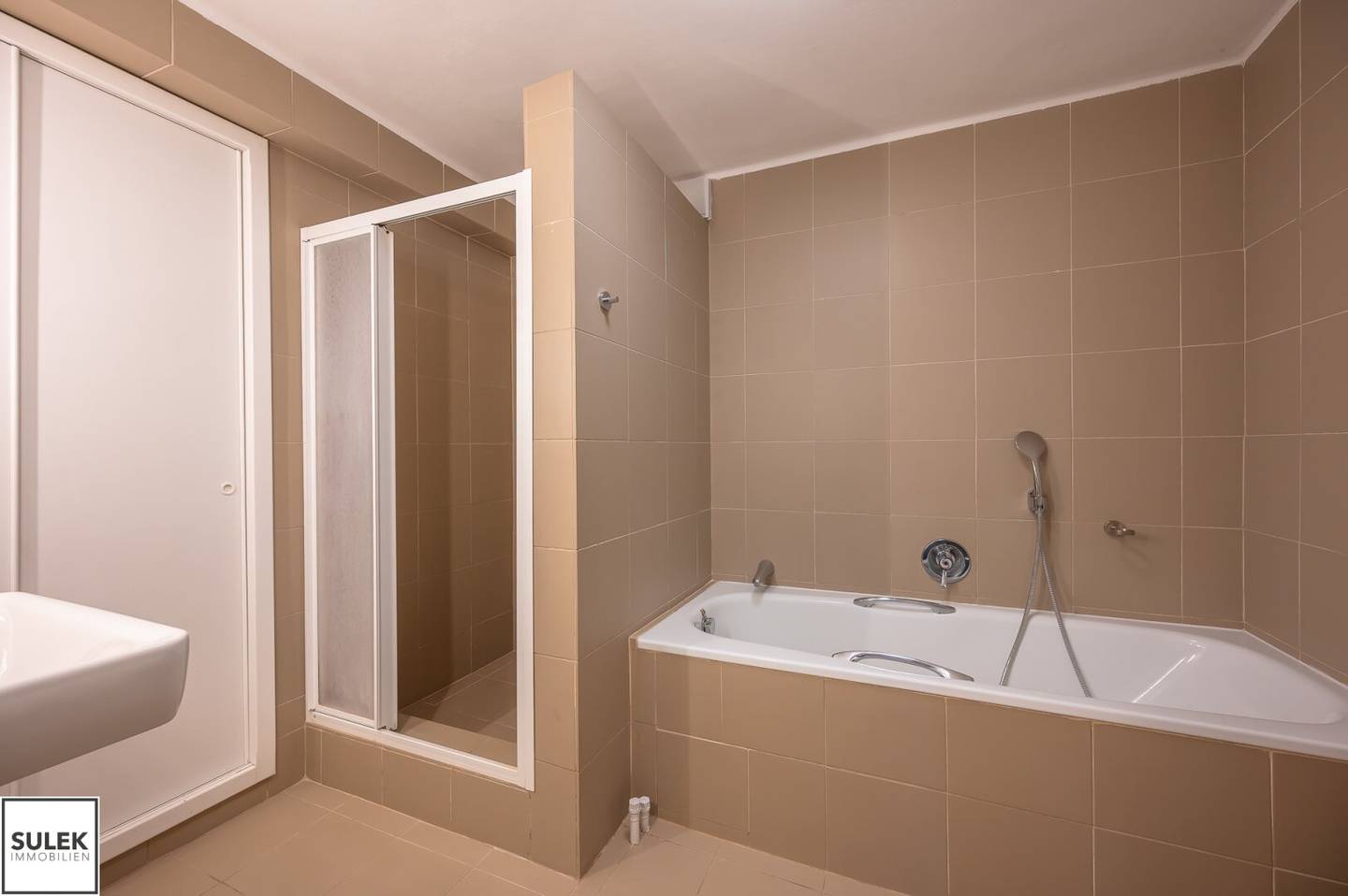 In the midst of nature: generously proportioned apartment for couples and young families, also usable as a practice or office