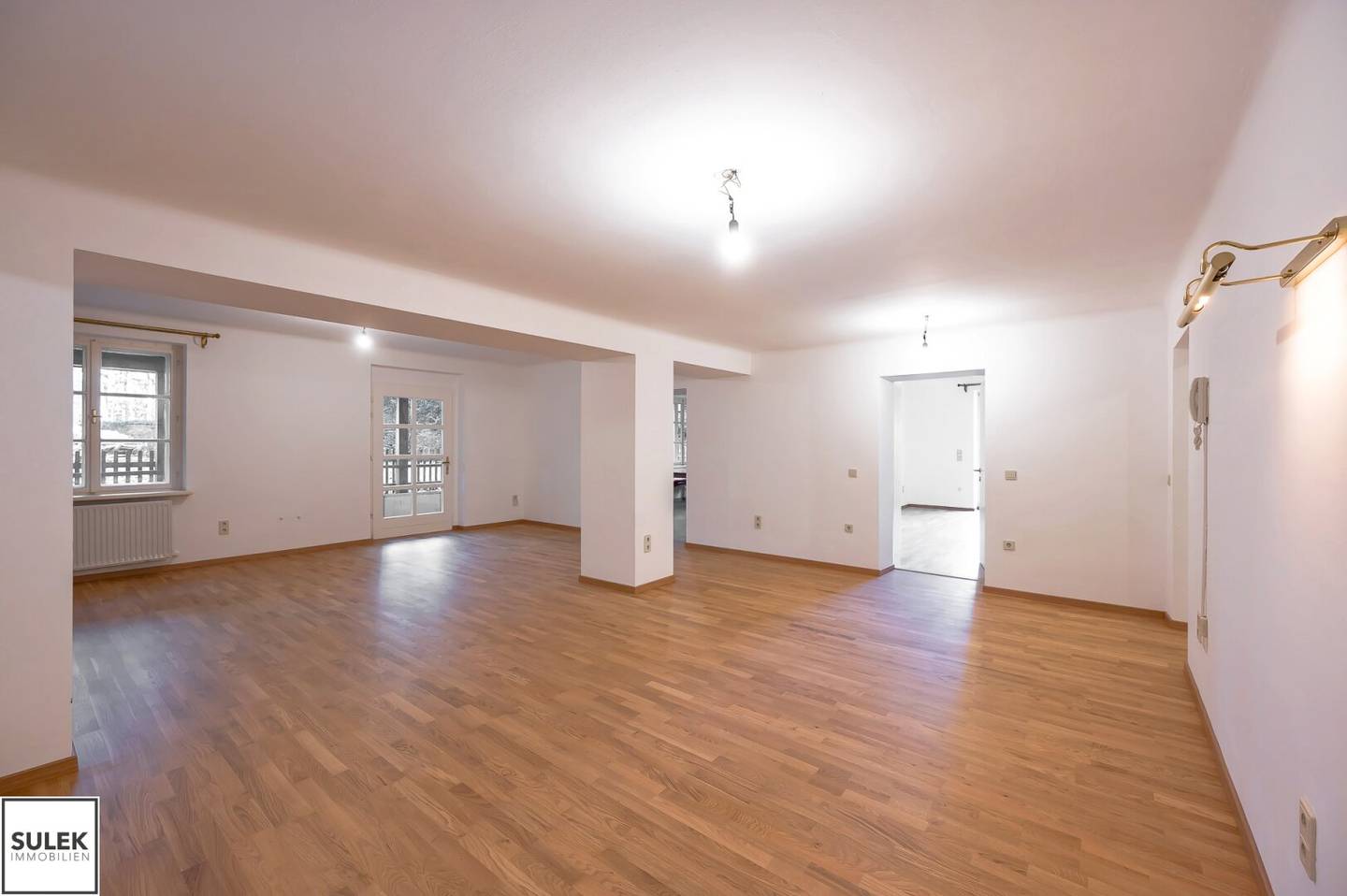 In the midst of nature: generously proportioned apartment for couples and young families, also usable as a practice or office