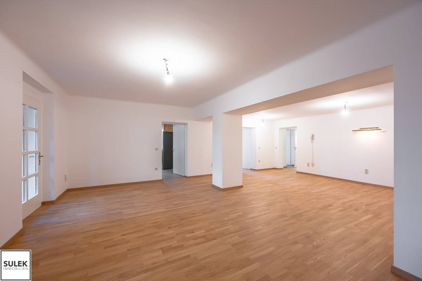 In the midst of nature: generously proportioned apartment for couples and young families, also usable as a practice or office