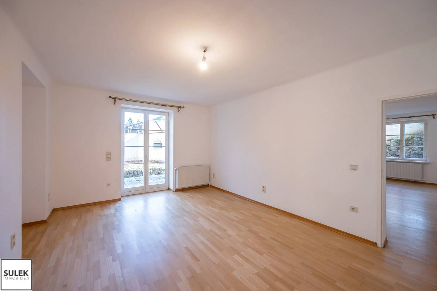 In the midst of nature: generously proportioned apartment for couples and young families, also usable as a practice or office