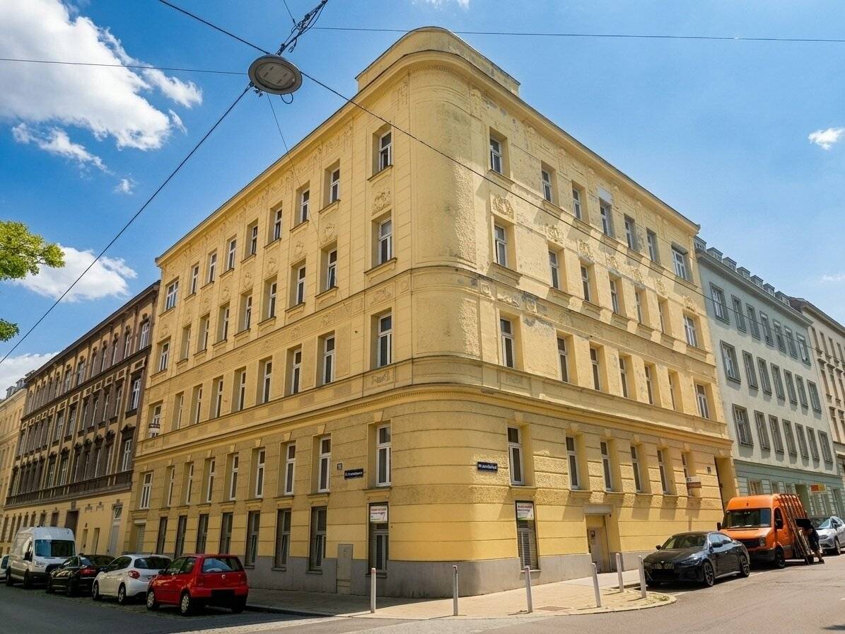 At Stöberplatz Raw attic with development potential in the 16th district, near Hernals S-Bahn station