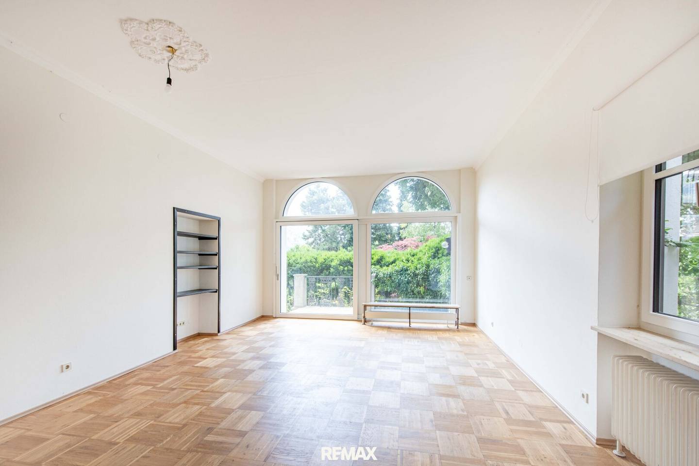 beautiful spacious old building apartment in central Gmunden