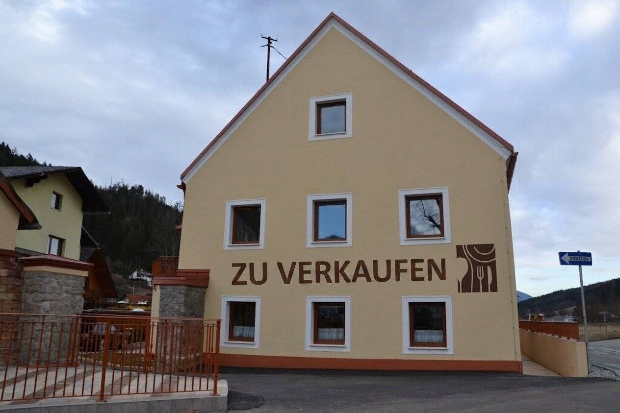 Fully equipped inn with two rented apartments