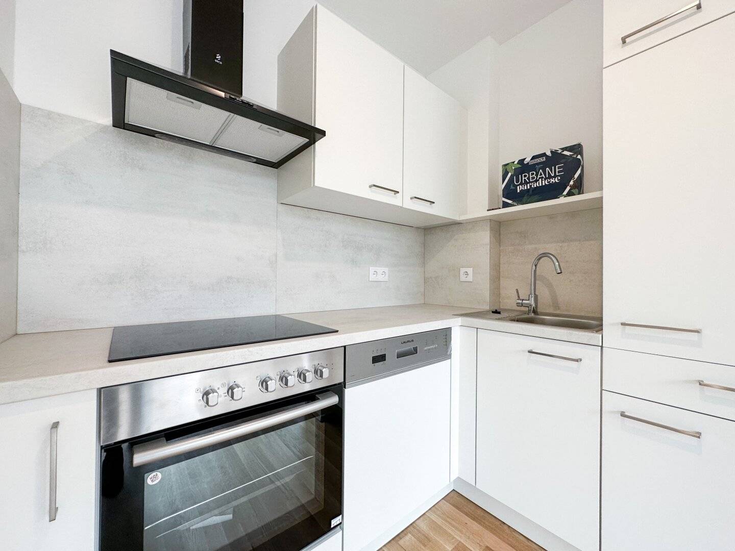 Modern 3-room apartment with sunny loggia in central location