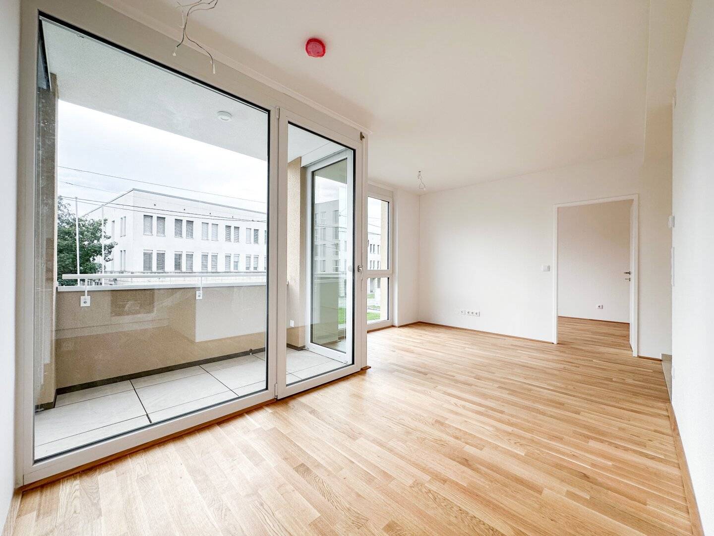 Modern 3-room apartment with sunny loggia in central location