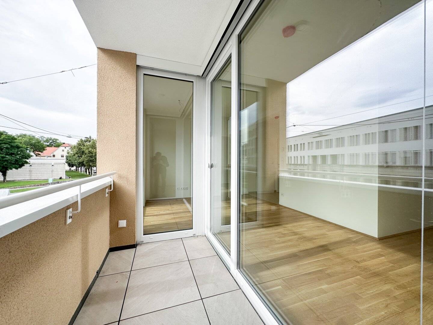 Modern 3-room apartment with sunny loggia in central location